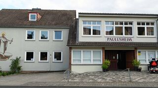 Das zentral gelegene Paulusheim mit Sälen, Gruppenräumen und Wohnung will in Lorsch niemand verlieren. Der Gebäudeerhalt muss aber finanzierbar sein.