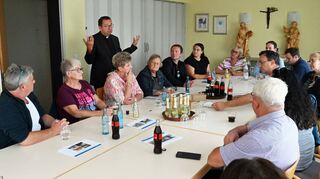 Pfarrer Michael Bartmann empfing die CDU-Mitglieder im Papstzimmer. Dass das Paulusheim erhalten werden soll, darüber zeigten sich alle einig. Weil Gebäude Geld kosten sind mit Blick auf die Vorgaben aus Mainz neue Raumnutzungen nötig.