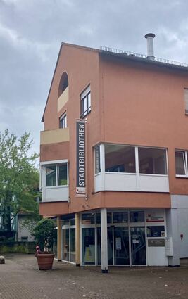 Aufgrund eines Wasserschadens bleibt die Stadtbibliothek im Neumarkt-Center derzeit geschlossen – „auf unbestimmte Zeit“, wie es heißt.