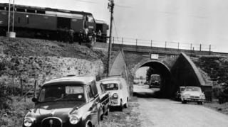 Das Geld ist weg. Unterhalb der Bridego-Brücke kann die Polizei am 8. August 1963 nur noch die Lokomotive und den ausgeraubten Waggon sicherstellen.