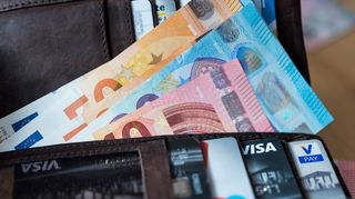 Klassische Giro- und Kreditkarten bieten zusätzlich zu Bargeld unterschiedliche Vorzüge. Auf jeden Fall sollten Eltern die Gebühren beachten.