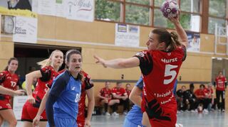 Handball Flames Testspiel in Neckarsulm Isabell Hurst kommt frei zum Abschluss