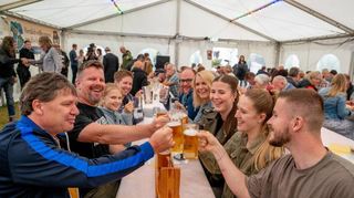bbe, Hochstädter Kerb, Samstag, Festzelt Stimmung,   Bild: Thomas Neu