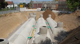 Drei Regenwasser-Pufferspeicher, sogenannte Rigolen, wurden im Bereich der Außenanlagen fürs Forum am Rathaus eingebaut, sie dienen der nachhaltigen Versickerung von Regenwasser.