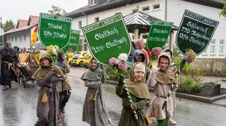 Die Jahreszahlen auf den Schildern zeigten das Gründungsjahr der heutigen Lindenfelser Stadtteile Winkel, Kolmbach, Glattbach, Winterkasten und Schlierbach.