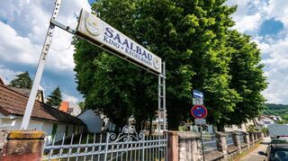 Der Eingang zum Saalbau-Kino.