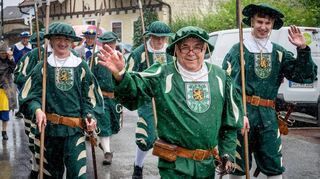 Die schmucken Uniformen und historischen Trachten wie hier bei der Stadtwache entführten die Zuschauer in die Zeit um 1900.