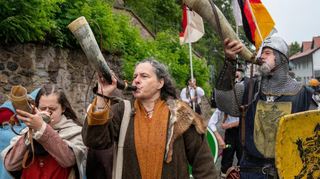Erstmalig wegen des Stadtjubiläums war eine Mittelaltergruppe mit Rittern und Bauern vertreten.