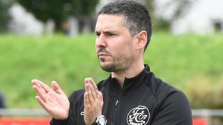 Trainer Mark Schneider feierte einen Saison-Einstand nach Maß mit dem FC 07, der mit einer starken und disziplinierten Teamleistung zu einem 3:1-Heimsieg kam.