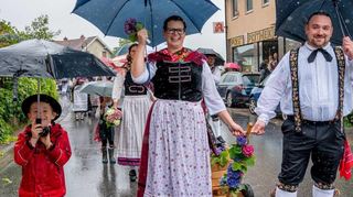 Um dem Stadtjubiläum auf ganz besondere Art zu huldigen, sind dieses Jahr sogar ehemalige Burgfestbrautpaare mitgelaufen.