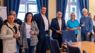 Die Delegation um den polnischen Bürgermeister Jurek Treffon (Sechster von links) aus der Partnerstadt Pawlowiczki wurde im Lindenfelser Ratssaal empfangen.