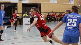 Sophia Ewald (hier im Testspiel in Neckarsulm) ist bei den Flames wegen der Verletzung von Dionne Visser derzeit verstärkt am Kreis im Einsatz.