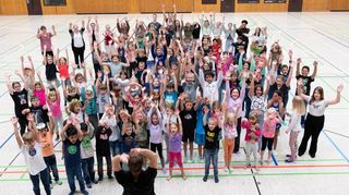 Eine La-Ola-Welle zum Abschied: Das Abschlussfest für die Ferienspielkinder fand am Freitag in der Weststadthalle statt.