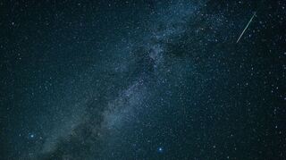 Besonders gut sieht man Sternschnuppen fernab von Städten.