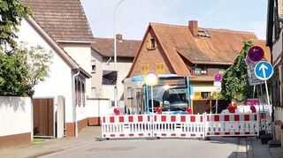 Auch ein Linienbusfahrer wurde gestern Morgen von der Vollsperrung auf der L 3111 überrascht. Ordnungsamtsmitarbeiter Heiko Helber öffnete daher für die Durchfahrt des Busses kurzzeitig noch einmal die Absperrgitter und schloss sie nachher wieder schnell.
