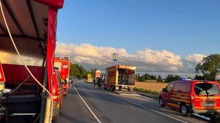 Nach einem Verkehrsunfall auf der K 67 reinigte die Freiwillige Feuerwehr die Straße.