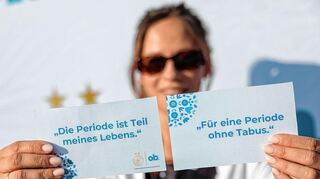 Am Rande eines Frauen-Länderspiels in Fürth wird auf das Thema Menstruation im Sport hingewiesen.