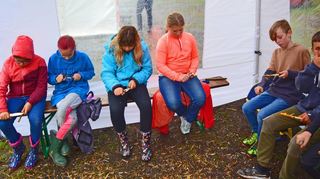Während der Regen von draußen an die großen Zeltplane prasselte, konnten die Kinder der Ferienspielwoche in Schannenbach drinnen das Schnitzen üben.