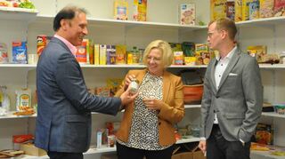 Im Laden der Eleonoren-Klinik. Von links: Direktor Walther Kirschner, Birgit Heitland und CDU-Stadtverbands-Vorsitzender Sebastian Schmitt.