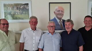 Übergabe der Spenden aus der Franz-Hartnagel-Stiftung an Einhäuser Vereine (von links): Gemeindebrandinspektor Christoph Röll als Vorsitzender des Stiftungsbeirats, aus dem Stiftungspräsidium Bürgermeister Helmut Glanzner, der Präsidiumsvorsitzende Philipp Bohrer und Konrad Gärtner sowie Steuerberater Jörg Huss vor dem Porträtfoto des Stifters Franz Hartnagel.