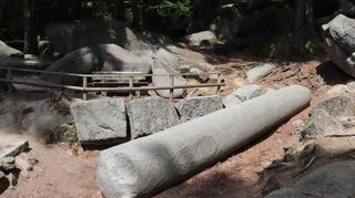 Die 9,33 Meter lange „Riesensäule” war wohl für den ersten Trierer Dom bestimmt. Einer Legende zufolge soll sie der Teufel höchstpersönlich dorthin getragen haben.
