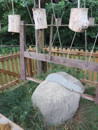 Nachbau einer römischen Pendelsäge, die Felsen zerschneiden konnte.