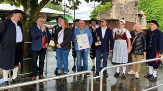 Bürgermeister Jurek Treffon aus Pawlowiczki (Zweiter von links) überreichte die Gastgeschenke an die Stadt Lindenfels und die Feuerwehr Lindenfels.