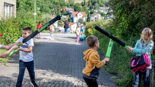 bli, Ferienspiele Lautertal,Speil und Spaß mit der evangelischen Kirchengemeinde an der Lautertalhalle, hier die "kleinen Jedis" beim Duell -nicht mit mit dem Lichtschwert- sondern mit Mashbongas,  ,, Bild: Thomas Neu