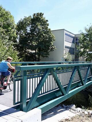 Der neue Weschnitzsteg (l.) kann seit kurzem genutzt werden. Der alte Schulsteg (r.) wird ab Montag abgerissen.
