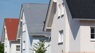 Einzelmaßnahme oder komplette energetische Sanierung? Das eine fördert der Bund direkt, für das andere gibt es verbilligte Kredite.