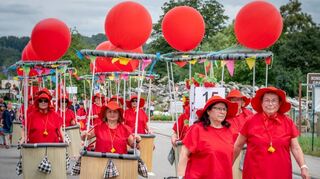 Die Feuerwehrfrauen hoben ab. Rosarot war die Themenfarbe bei dem Beitrag zum Kinoschlager Barbie.