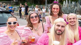 bli, Elmshausen, Kerweumzug ,Der Kinohit Barbie als Festwagen, , Bild: Thomas Neu