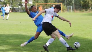 Voller Derby-Einsatz: Jesse Dorval (Olympia Lorsch) versucht mit einem langen Schritt noch den Ball bei einem Schuss von Johannes Gundolf (Einhausen) abzublocken.