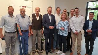Der neue MIT-Kreisvorstand Bergstraße (v. r.): Alexander Bode (stellvertretender Vorsitzender), Cornelius Fischer (Ehrenmitglied), Werner Hartmann (Ehrenvorsitzender), Matthias Wilkes (Vorsitzender), Michael Radtke (Schatzmeister), Brita Spitz (Schriftführerin), Sebastian Schmitt (Beisitzer), Andreas Guthier (Beisitzer), Stefan Griesheimer (stellvertretender Vorsitzender) und Torben Kruhmann (Beisitzer).