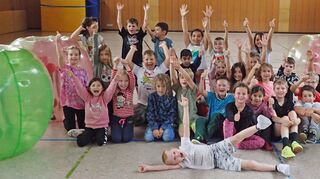 Obwohl das Wetter nicht mitspielte, war das Ferienangebot in der Betreuung der Lindenfelser Carl-Orff-Schule sehr kurzweilig. Einen Vormittag lang durften sich die Kinder mit den Fun-Balls austoben.
