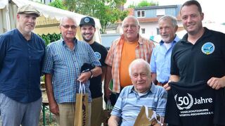 Von ehemals 19 Gründungsmitgliedern konnte Vogelschutz-Vorsitzender Jan-Niklas Gehbauer (r.) nur noch vier beim Jubiläumsfest auszeichnen. Das waren (v. r.) Ehrenvorsitzender Dieter Oster, Ehrenbürgermeister Josef Weitzel, Helmut Metzger und Hans-Peter Oster. Den Geehrten gratulierten auch der Stellvertretende Vorsitzende Tobias Peter und Bürgermeister Andreas Heun (mit Kappen). koe/Bild: koe