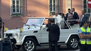Der Papst mit dem Papamobil.