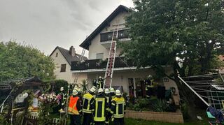 Die Feuerwehr suchte das Dach nach Glutnestern ab.