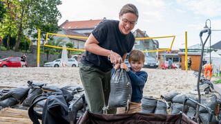 Die Sandsäcke des Beachvolleyballfelds von „Summer in the City“ waren am Montagmorgen sehr begehrt. Unter den dankbaren Abnehmern waren auch Anton und seine Mutter, die mit dem Bollerwagen aus der Weststadt kamen.