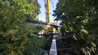 Der Steg schwebte in der Luft.