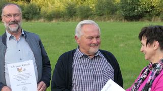 Heike Kredel gratulierte Adam Daum. Er und Helmut Hofmann (links) sind seit 60 Jahren Mitglied im Rassegeflügelzuchtverein Winterkasten.