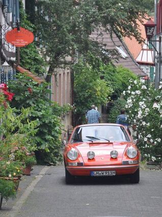 Ein älterer Porsche in der Heppenheimer Schunkengasse.
