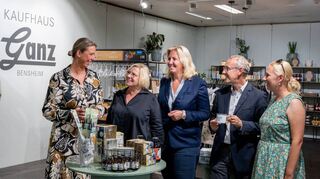 Die Landtagsabgeordnete und hessische CDU-Fraktionschefin Ines Claus (3.v.l.) hat auf ihrer Sommertour Station in Bensheim gemacht. Mit Tatjana Steinbrenner (l.) sprach sie über das Thema Einzelhandel. Unser Bild zeigt außerdem Landtagskandidatin Birgit Heitland sowie Carmelo Torre und Diana Stolz von der Bensheimer CDU.
