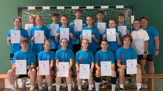 16 Jugendliche haben mit den Trainerinnen Ilka Fickinger und Claudia Richter (v.r.) in den Sommerferien die Ausbildung zum Schülermentor absolviert.