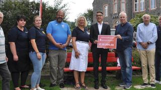 Freuen sich, dass dank des Spendenbetrags wichtige Projekte vor Ort umgesetzt werden können: (von links) Manfred Preuß (SSV Reichenbach), Annkatrin Reising und Viola Jäckel (beide Feuerwehr Elmshausen), Rainer Böhm (SG Lautern), Carmen Maus-Gebauer (TSV Reichenbach), Johannes Erich Schulz (Sparkasse Bensheim), Bürgermeister Andreas Heun, Dieter Becher (Jubiläumsstiftung), Stefan Hiller (TSV Reichenbach) und Andrea Jäger (Jubiläumsstiftung).