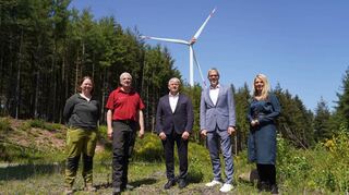 Landrat Christian Engelhardt (Zweiter von rechts) und Corinna Simeth (rechts) vom Kreis Bergstraße informierten sich bei Bürgermeister Volker Oehlenschläger sowie Jürgen Heumüller und Anabel Heß vom Forstamt Lampertheim (von rechts) über den Windpark Kahlberg zwischen Fürth und Grasellenbach.