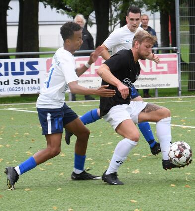 Beim Saisonauftakt setzte sich der FC 07 (re. Luca Blüm) zu Hause gegen den SV Mün-ster durch, doch nun bekommt er es mit einem anderen Kaliber zu tun.