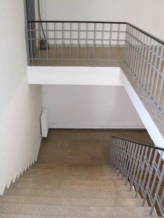 Über diese Treppe wurden Häftlinge zu „verschärften Verhören” geführt.