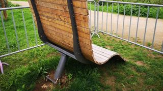 Die Relaxliege ist derzeit gekippt und zur Sicherheit eingezäunt.