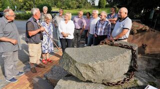 Die Bergsträßer Landtagsabgeordnete Birgit Heitland (Sechste von links) informierte sich am Geopunkt in Schannenbach über den Natursteinabbau am Krehberg. Die letzten Steinbrüche dort wurden 1970 aufgegeben.